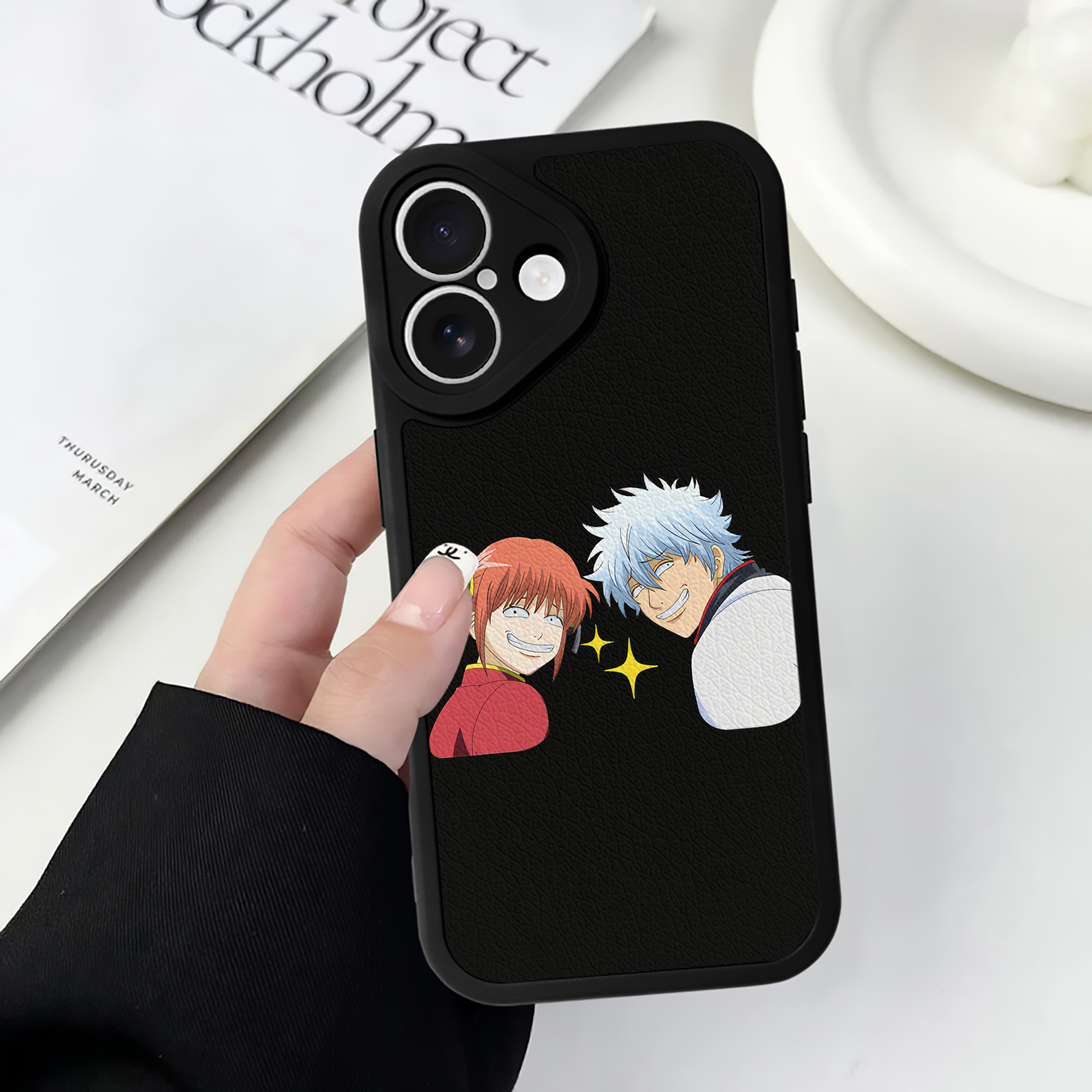 （画像用） ぎんたま 坂田銀時（さかたぎんとき） 神楽 志村新八（しむら しんぱち） GINTAMA Sakata Gintoki Kagura Shimura Shinpachi 【iPhone 16シリーズ対応】シリコンスマホケース（レザー調） 材質：シリコン